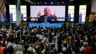 El expresidente Ricardo Martinelli envía un mensaje en video a los partidarios del candidato presidencial José Raúl Mulino durante un acto de clausura de campaña en la Ciudad de Panamá, el domingo 28 de abril de 2024. Panamá celebrará elecciones generales el 5 de mayo. 