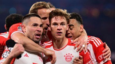 Joshua Kimmich, centro, del Bayern Múnich, celebra con sus compañeros de equipo después de anotar el único gol del partido de vuelta en los cuartos de final de la Liga de Campeones de Europa entre Bayern Múnich y Arsenal en la Allianz Arena, en Múnich, Alemania, el miércoles 17 de abril de 2024.&nbsp;