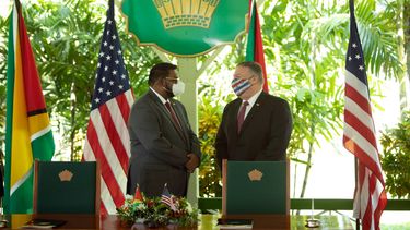 El secretario de Estado de Estados Unidos, Mike Pompeo (derecha), habla con el presidente de Guyana, Mohamed Irfaan Ali, durante una conferencia de prensa conjunta en Georgetown el 18 de septiembre de 2020. El secretario de Estado de Estados Unidos, Mike Pompeo, utiliz&oacute; su visita a Guyana en Sudam&eacute;rica el viernes para aumentar la presi&oacute;n sobre el dictador&nbsp;Nicol&aacute;s Maduro dejar&aacute; el poder en la vecina Venezuela.