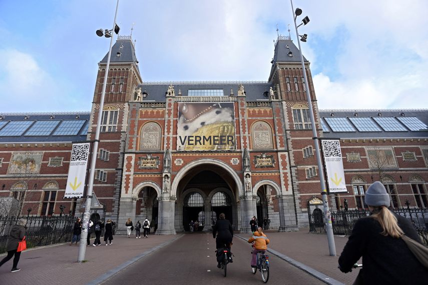 Una pancarta que anuncia una exposición de Vermeer cuelga fuera del Rijksmuseum de Ámsterdam el 6 de febrero de 2023.