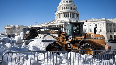 Un empleado remueve la nieve frente al Capitolio en Washington.&nbsp;