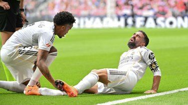El defensor del Real Madrid, Dani Carvajal (derecha), se queja en el campo durante un partido ante el Atlético de Madrid, el 27 de septiembre de 2025.