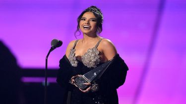 Becky G recibe el premio a la canción del año por MAMIII en los Latin American Music Awards el jueves 20 de abril de 2023 en la arena MGM Grand Garden en Las Vegas.