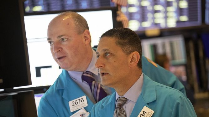 Los agentes de la Bolsa de Valores Edward Loggie, izquierda, y Jeffrey Berger trabajan en&nbsp;Wall Street en&nbsp;Nueva York, el lunes 16 de septiembre de 2019.