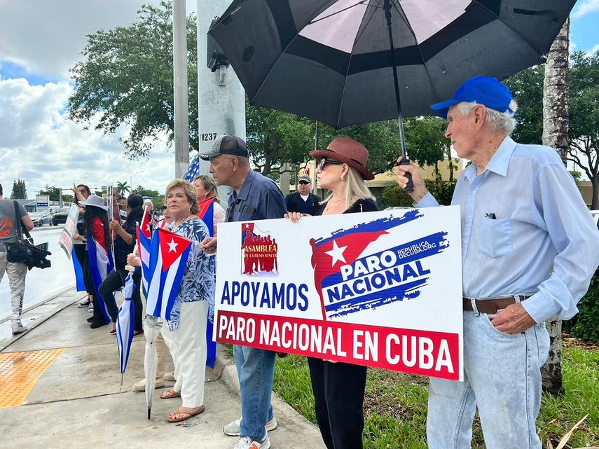 Protesta frenta&nbsp; un banco en Miami.