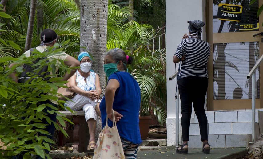 Varias personas esperan frente a&nbsp;una oficina de Western Union el 12 de junio de 2020 en el Vedado, en La Habana, Cuba.