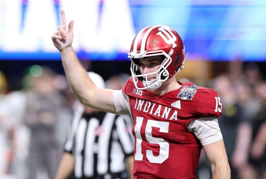 El mariscal de campo de los Hoosiers de Indiana, el cubanoamericano Fernando Mendoza, reacciona luego de conseguir un pase para touchdown, el 9 de enero de 2026.