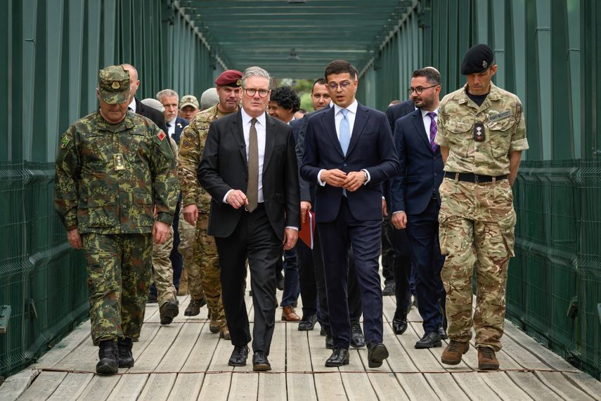El primer ministro británico, Keir Starmer (2i), se marcha después de hablar con las tropas británicas y albanesas sobre su participación en el entrenamiento de las tropas ucranianas en el marco de la Operación Interflex, durante una visita al museo militar Berzite en Tirana el 15 de mayo de 2025, en vísperas de la Cumbre de la Comunidad Política Europea (CPE).