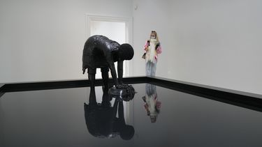 Una visitante contempla la escultura Última prenda de la instalación Soberanía de Simone Leigh en el pabellón estadounidense durante la 59 Bienal de Venecia en Venecia, Italia, 19 de abril de 2022.