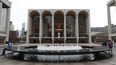 Personas en la Plaza Josie Robertson frente a la Ópera Metropolitana en el Lincoln Center en Nueva York el 12 de marzo de 2020. Activistas climáticos interrumpieron un concierto el 30 de noviembre.