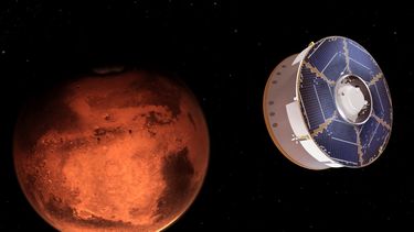 Ilustración de la NASA donde se ve la sonda espacial Mars 2020 transportando al explorador Perseverance mientras se acerca a Marte.   