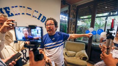 En esta fotografía de archivo del 11 de junio de 2019, el periodista nicaragüense Miguel Mora habla con la prensa luego de salir de prisión, en su casa de Managua, Nicaragua, en medio de una medida más amplia del régimen de Nicaragua para liberar a las personas que la oposición considera presos políticos en virtud de un acuerdo para aliviar las tensiones políticas en la nación centroamericana. El candidato presidencial fue detenido nuevamente el 20 de junio de 2021, según la Policía, por presuntos delitos contra la independencia y soberanía. La SIP condenó su detención.