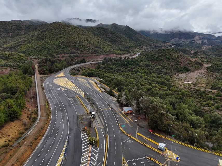 Vista aérea de la entrada a la mina El Teniente, una mina de cobre de Codelco en la comuna de Machalí, cerca de Rancagua, Región de OHiggins, Chile, el 1 de agosto de 2025, tras un importante derrumbe en el sector de Andesita tras un terremoto de magnitud 4,2 ocurrido la víspera. Al menos un trabajador falleció y otros cinco se encontraban desaparecidos tras el derrumbe de una mina de cobre en Chile, provocado por un terremoto el 31 de julio de 2025, según informó la operadora estatal Codelco.