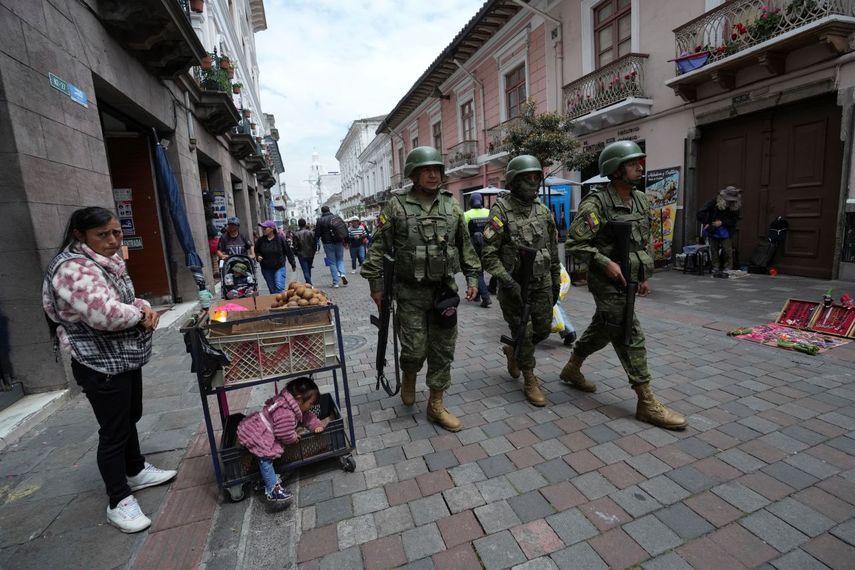 Militares patrullan cerca del palacio presidencial durante el estado de excepción en Quito, Ecuador, el martes 9 de enero de 2024.&nbsp;