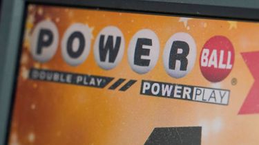 Un panel de exhibición anuncia boletos para un sorteo de Powerball en Renfrew, Pensilvania.&nbsp;
