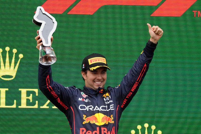 En foto del domingo 24 de abril del 2022, el piloto mexicano Sergio Checo Pérez celebra tras su segundo lugar en el Gran Premio Emilia Romagna en Imola, Italia. El miércoles 4 de mayo del 2022, Pérez dice que México vive una era dorada en el automovilismo con tres pilotos destacados en las mejores series del mundo.&nbsp;