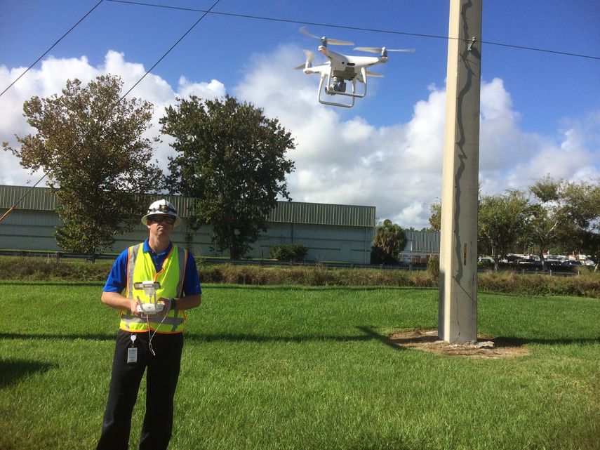 Un inspector de FPL verifica el estado de los cables con ayuda de un dron.