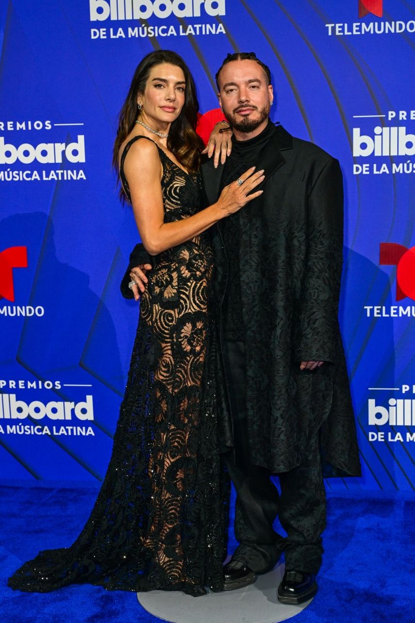 El cantante colombiano J Balvin y su pareja, la modelo argentina Valentina Ferrer, asisten a los Premios Billboard de la Música Latina 2024 en el Fillmore Miami Beach en el Jackie Gleason Theater en Miami Beach, Florida, el 17 de octubre de 2024.&nbsp;