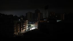 Vista de una urbanización a oscuras por los constantes apagones.&nbsp;