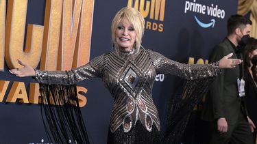 Dolly Parton arriba a la 57 edición de los Premios de la Academia de la Música Country. 