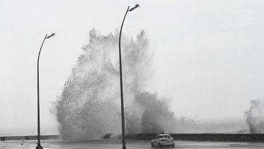 Las olas rompen contra el malecón de La Habana por el paso del huracán Milton el 9 de octubre de 2024.