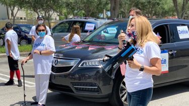 La representante demócrata Debbie Mucarsel-Powell durante un acto de campaña el fin de semana en Kendall.