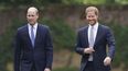 El príncipe William de Inglaterra, a la izquierda, y su hermano, el príncipe Harry, llegan para develar una estatua que encargaron de su madre, la princesa Diana. La corona ha criticado a la BBC por documental sobre Harry y William.