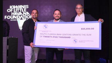 Presidente de Kiwanis de la Pequeña Habana, Pablo Lau, exhibe generosa donación de BMW.