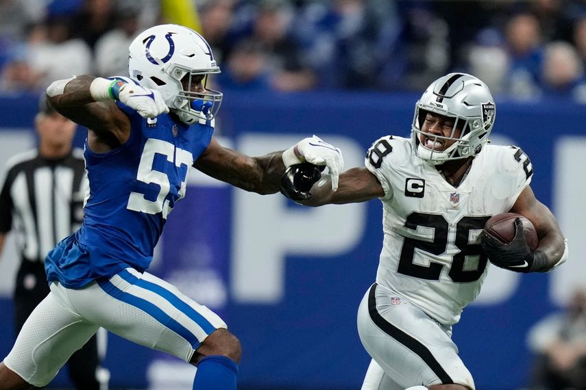 Josh Jacobs, corredor de los Raiders de Las Vegas, elude a Justin March, linebacker de los Colts de Indianápolis, durante el partido de NFL el domingo 2 de enero de 2022