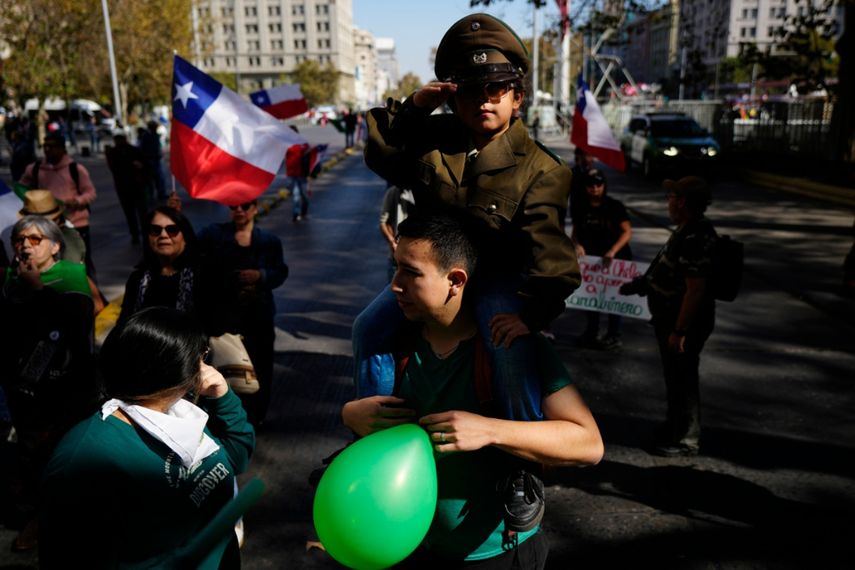 Cientos de chilenos manifestaron en Santiago para pedir justicia para los policías asesinados en el cumplimiento de su deber.