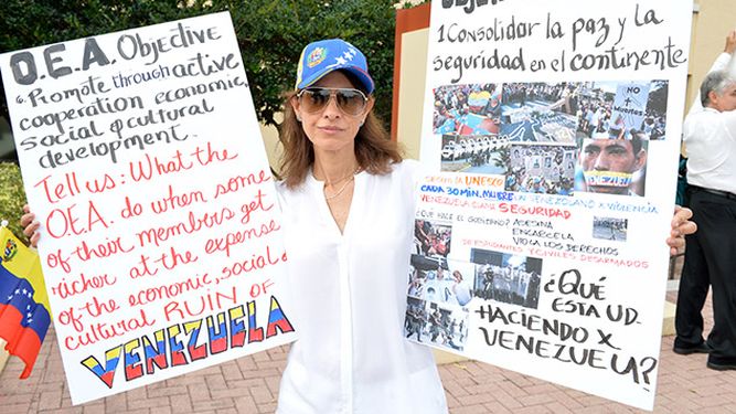 Un grupo de exiliados venezolanos se concentraron a las puertas del Palm Beach County Convention Center. (Alvaro Mata/DLA)