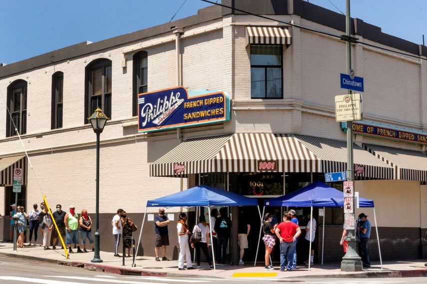 California propone cambios radicales en los restaurantes para prevenir la propagaci&oacute;n del coronavirus. Una fila de clientes en un restaurante de Los &Aacute;ngeles, el 2 de mayo del 2020.&nbsp;