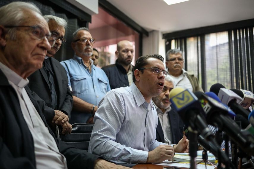 El secretario de la Asamblea Nacional, el diputado Negal Morales, fue uno de los voceros en la rueda de prensa del Frente Amplio.