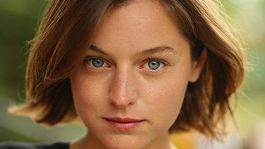 Corrin es una actriz poco conocida que interpretó un pequeño rol en la serie Grantchester y que este 2019 debutará con papel protagonista en la serie Pennyworth y en la gran pantalla con la cinta Misbehaviour.