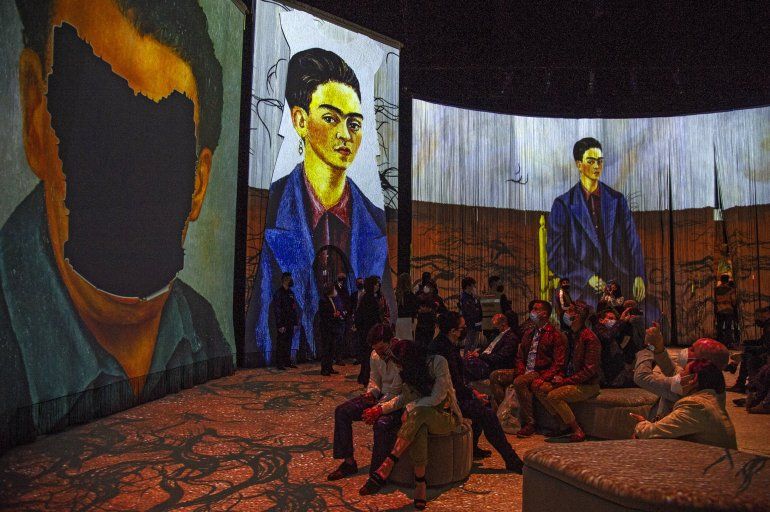 La gente asiste a la inauguración de la exposición "Frida, la experiencia inmersiva" en la Ciudad de México el 6 de julio de 2021.