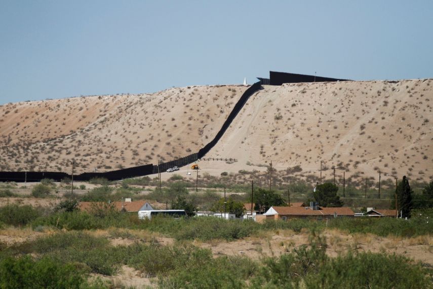 Vehículos de la Patrulla Fronteriza recorren una cerca de acero en la frontera suroeste con México, en Sunland Park, Nuevo México, el jueves 22 de agosto de 2024.