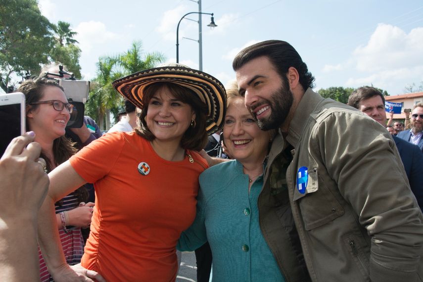 Hillary Clinton acompañada por Annette Taddeo y Jean Carlos Canela. (JJ Blanco)