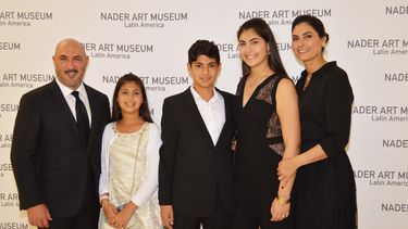 Gary y Jennifer Nader, en los extremos, con sus tres hijos