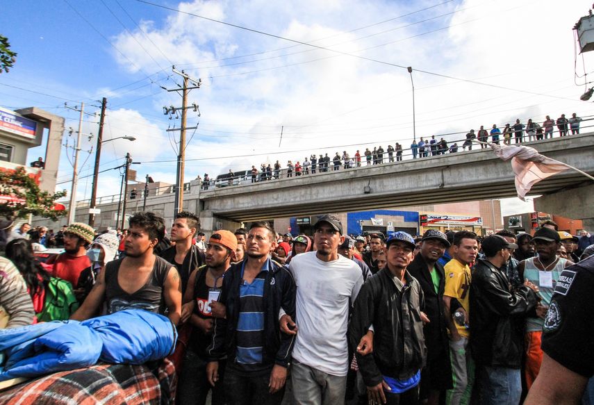 Migrantes centroamericanos marchan en la zona norte de&nbsp;Tijuana a la garita peatonal de El Chaparral con el objetivo de solicitar asilo ante autoridades estadounidenses.