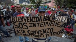 Trabajadores petroleros se mantienen en protesta, exigiendo la presencia de la Alta Comisionada de las Naciones Unidas para los Derechos Humanos, Michelle&nbsp;Bachelet, a pocos metros del Palacio de Miraflores, en Caracas (Venezuela).&nbsp;