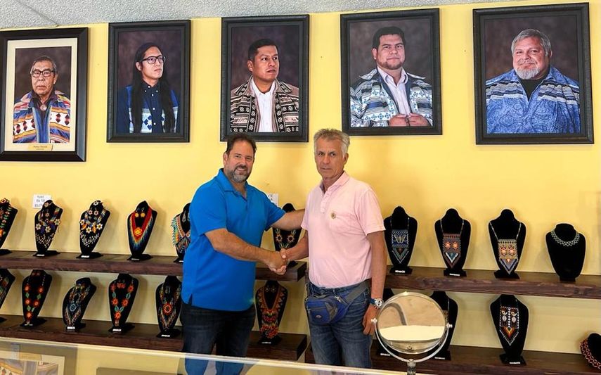 Henry Cobos (alcalde de San Cristóbal), y Luis Suárez, durante una visita a la reserva de la tribu Miccosukee en el sur de Florida.&nbsp;