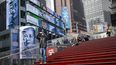 En esta foto del 20 de marzo de 2020, transe&uacute;ntes en un casi vac&iacute;o Times Square, en Nueva York. El cierre de Broadway por la pandemia del coronavirus se extendi&oacute; al menos hasta principios de septiembre.