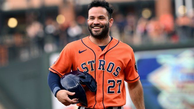 En foto del 25 de septiembre del 2022, el venezolano José Altuve, de los Astros de Houston, sonríe durante un juego contra los Orioles en Baltimore.