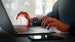 Persona aplicando la Inteligencia Artificial generativa