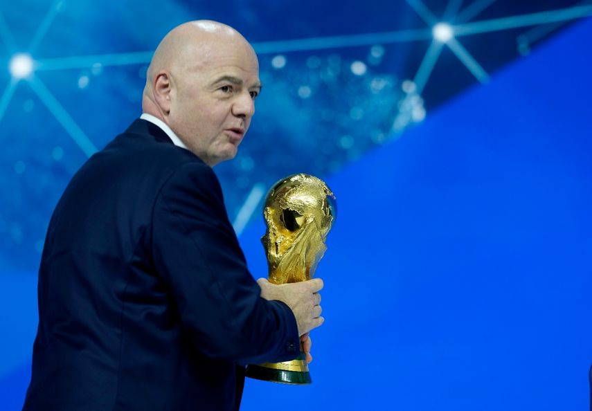 El presidente de la FIFA Gianni Infantino se retira con el trofeo de la Copa del Mundo durante al Foro Económico Mundial en Davos, Suiza, el 23 de mayo de 2022. 