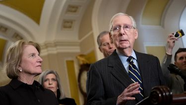 El presidente de los republicanos en el Senado Mitch McConnell habla en una conferencia de prensa en el Capitolio.