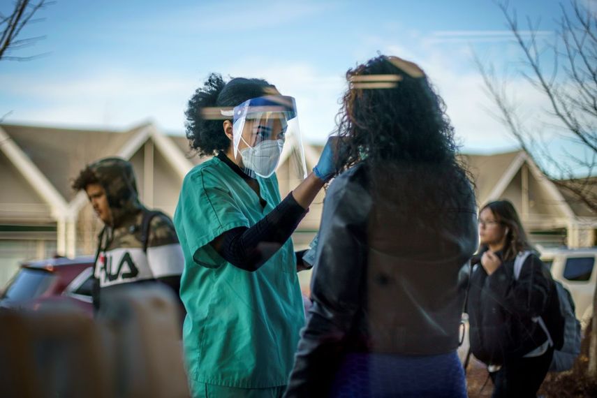 Trabajadora de la salud realiza una prueba de COVID en Rhode Island.