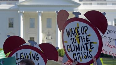  En esta imagen del 1 de junio de 2017, manifestantes reunidos ante la Casa Blanca para protestar por la decisión del presidente de Estados Unidos, Donald Trump, de retirar al país del Acuerdo Climático de París. 
