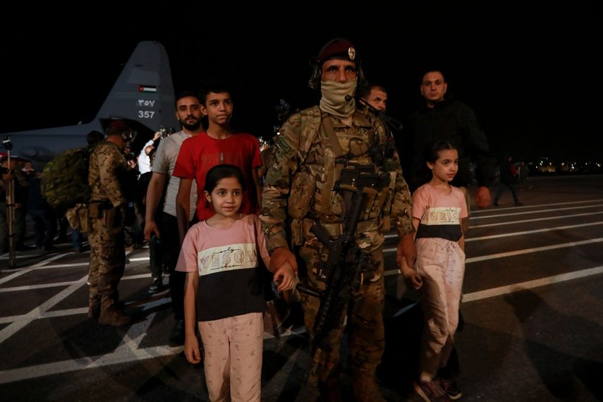 Jordanos evacuados de Sudán llegan a un aeropuerto militar en Amán, Jordania