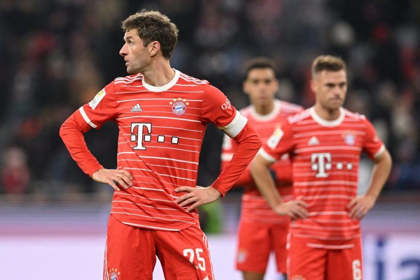 Thomas Muller se lamenta por el gol anotado por el Eintratch de Francfurt que empató el marcador para el Bayern